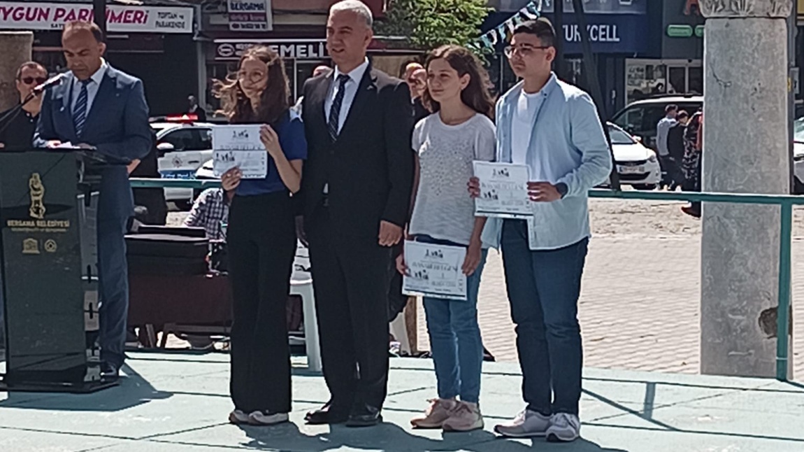 Gazi Mustafa Kamal Atatürk'ün Bergama'ya gelişinin 90.yıl dönümü şiir yarışmasında okulumuz öğrencisi Yiğit KENEL ilçe birincisi Olmuştur. Öğrencimizi tebrik ediyoruz.